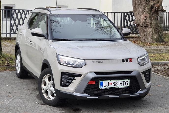 KGM SsangYong tivoli | Oblikovalci so po devetih letih znova ustvarili všečen izdelek. Nad projekcijskima žarometoma sta dnevni luči LED, spodaj pa trojni meglenki. Rdeči navidezni pokrovček poleg črnih dveh je okrasek, pravi na levi pa pokriva mesto za vlečno kljuko.  | Foto Aleš Črnivec