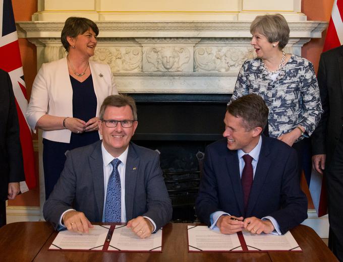 Podpis sporazuma med konservativci in severnoirskimi unionisti o manjšinski konservativni vladi. Ta sporazum velja do srede leta 2019. | Foto: Reuters