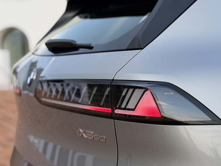 Kapaciteta trenutne baterije je 108 kilovatnih ur (kWh), moč polnjenja pa sega vse do (vsaj za evropske razmere) izjemnih 400 kilovatov. Kljub veliki kapaciteti bo mogoče baterijo na poti od 10 do 80 odstotkov napolniti v dobrih 20 minutah. 
 | Foto: Gregor Pavšič