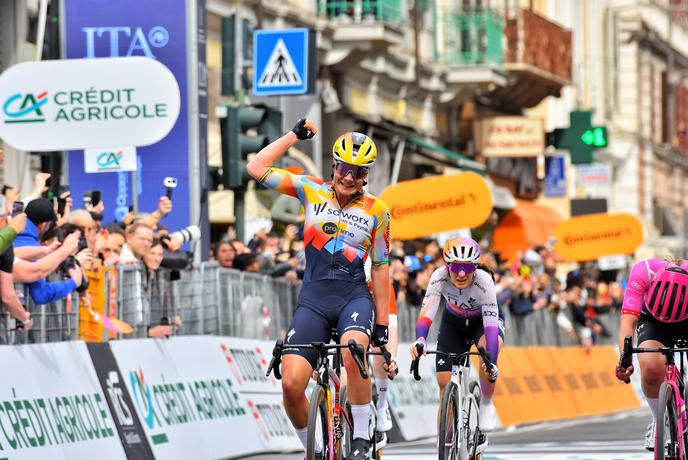 Grozljivka na ženski dirki Milano–Sanremo #video