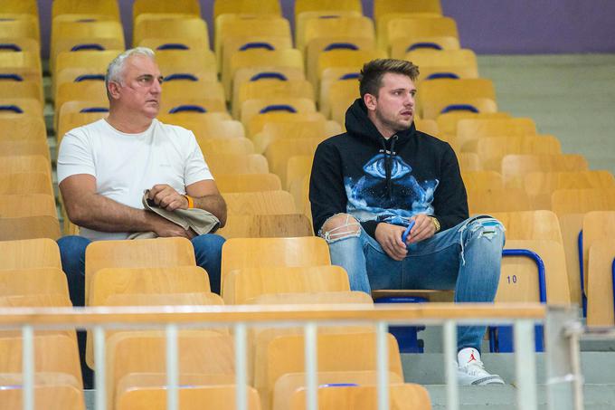 Saša Dončić in Luka Dončić sta si ogledala superpokalni obračun. | Foto: Žiga Zupan/ Sportida