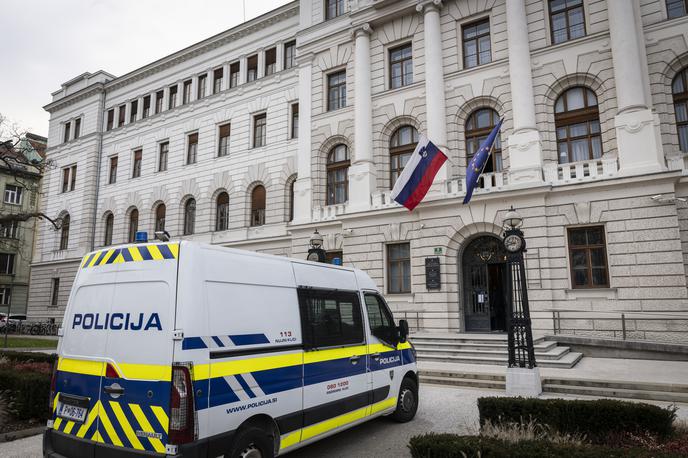 Policija pred sodiščem v Ljubljani. Sodišče Tavčarjeva | Pripor je odrejen za mesec dni in se lahko na predlog državnega tožilstva podaljša. | Foto Bojan Puhek