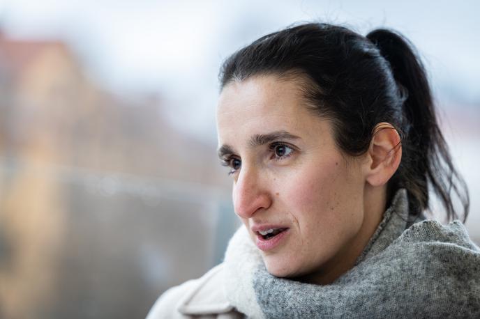 Ela Kos | Ela Kos je danes obema staršema izredno hvaležna za vso ljubezen, ki sta ji jo dala, in za življenje, ki sta ji ga omogočila s posvojitvijo. | Foto Gaja Hanuna