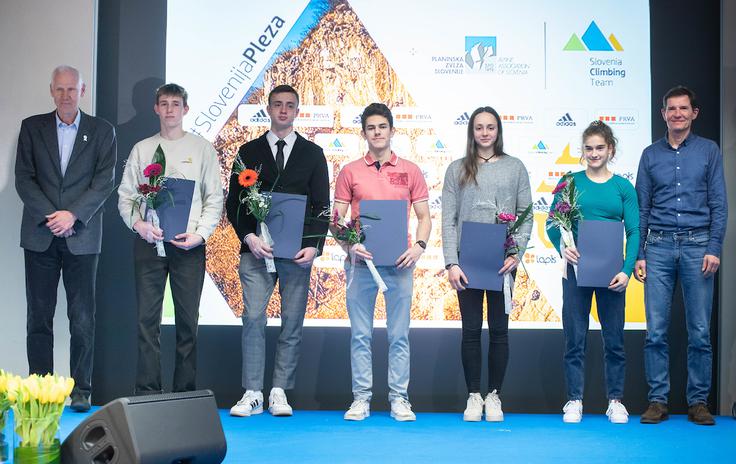 Slovenska prihodnost plezanja. Od leve stojijo: predsednik PZS Jože Rovan, Timotej Romšak, Tim Korošec, Lovro Črep, Sara Čopar, Lucija Tarkuš in načelnik Komisije za športno plezanje Aleš Pirc. | Foto: Nik Moder/Sportida