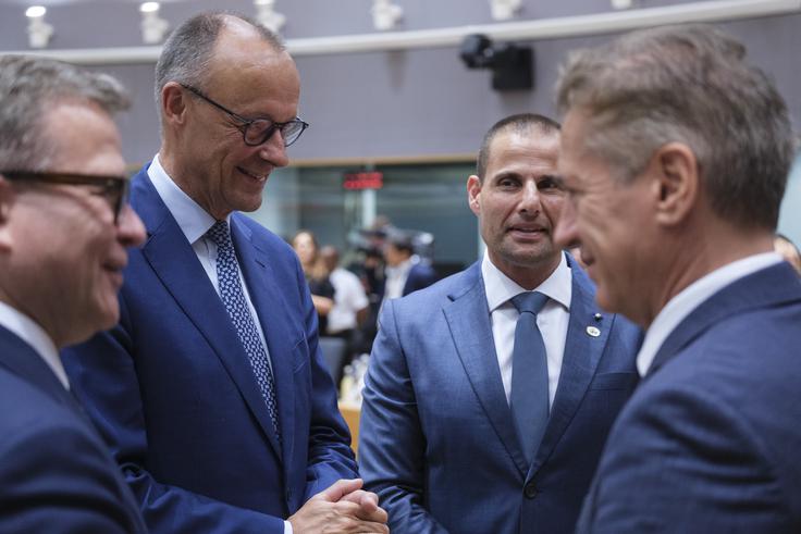 Po srečanju bosta voditelja stopila tudi pred novinarje. | Foto: STA