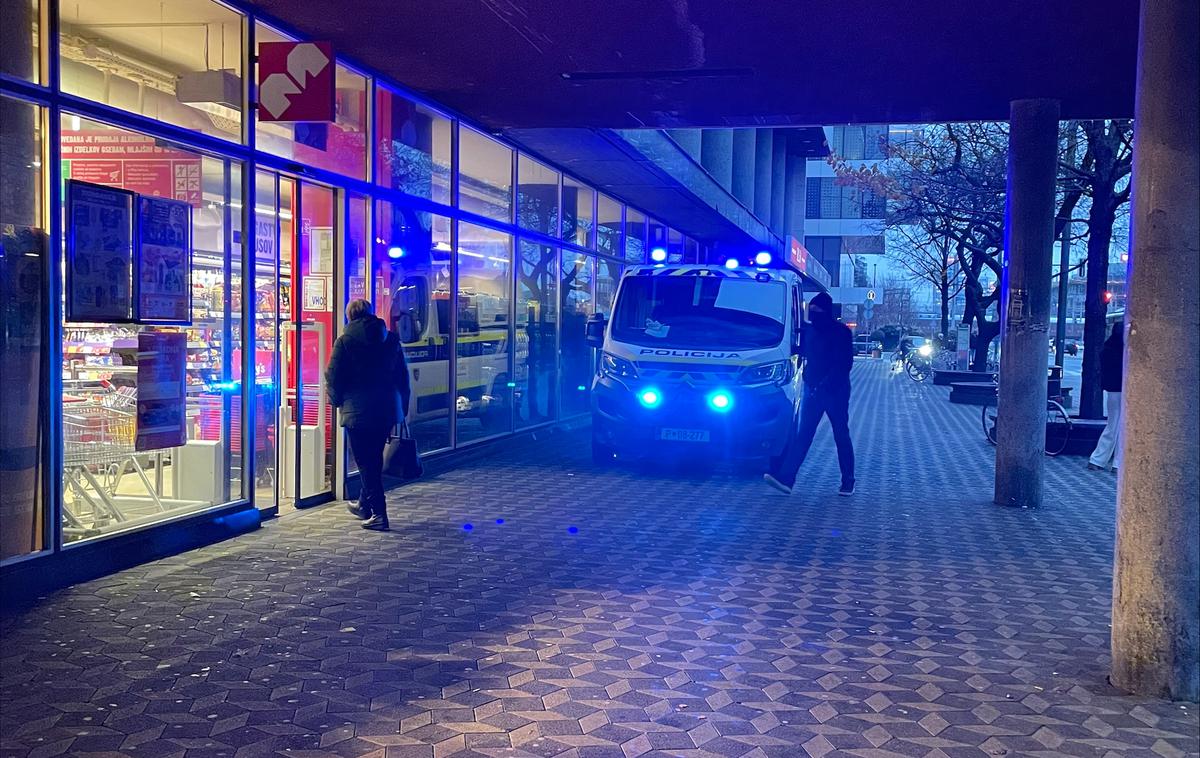 incident, policija, Bavarski dvor | Neznani kršitelj je razgrajal in kršil javni red in mir v eni izmed trgovin na Slovenski cesti. | Foto Siol.net