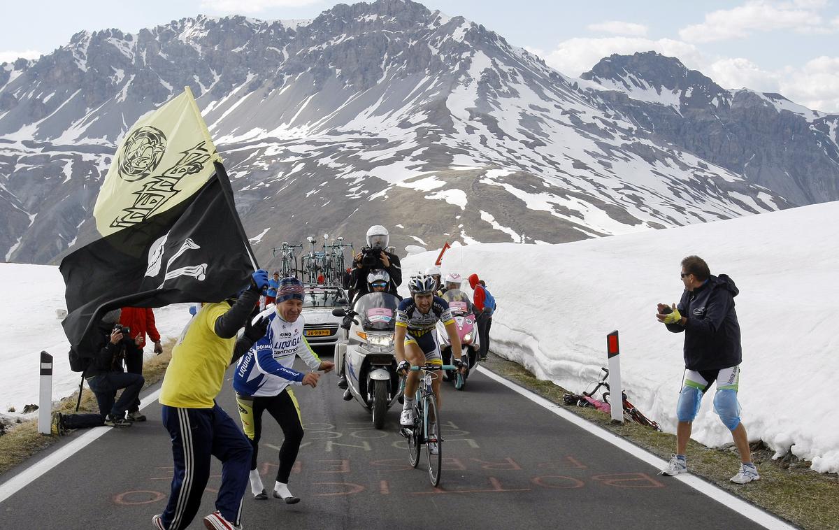 Stelvio, Giro 2012 | Sneg na Stelviu konec maja ni nobena redkost, takole je bilo denimo 26. maja 2012 v 20. etapi Gira. A tokrat je snega vendarle veliko preveč.  | Foto Guliverimage