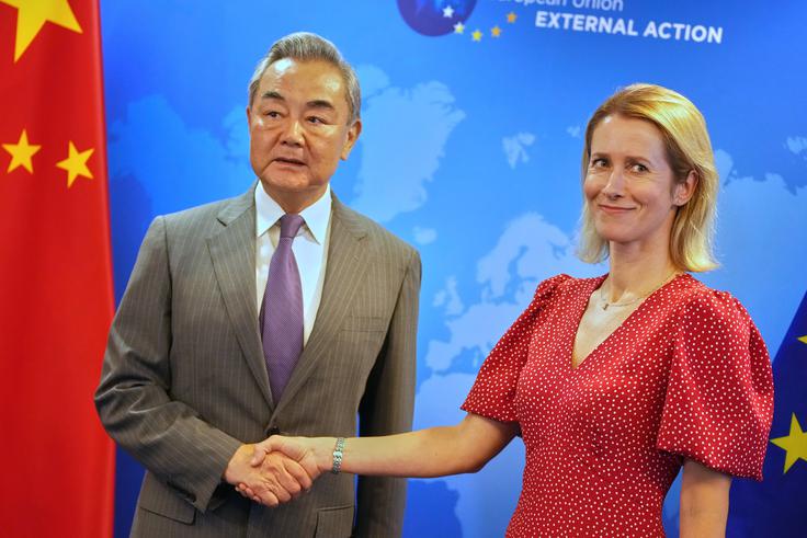Kitajski zunanji minister Wang Yi in podpredsednica Evropske komisije Kaja Kallas | Foto: Guliverimage