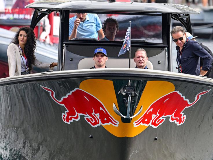 Max Verstappen je po odstopu dirko spremljal v očetovi družbi na eni od jaht v marini. | Foto: Guliverimage