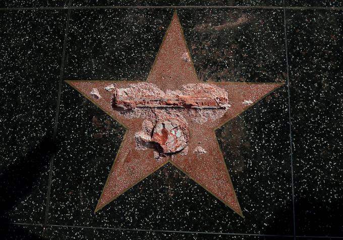 Nekoliko manj priljubljen med zvezdniki in nekaterimi njihovimi oboževalci pa je Donald Trump. Takole se se v Los Angelesu na pločniku slavnih znesli nad njegovo zvezdo. | Foto: Reuters