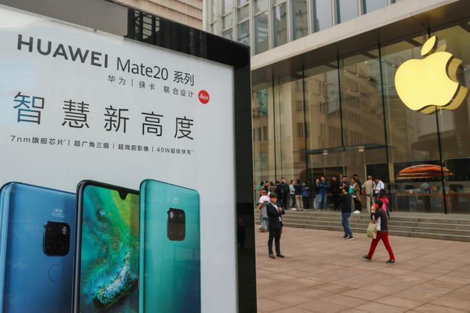 Apple ima na trgu še eno težavo, in sicer mu za ovratnik že nekaj časa diha kitajski Huawei, ki ga je letos s prodajo pametnih telefonov nekajkrat že prehitel in se na seznamu največjih proizvajalcev pametnih telefonov zavihtel na drugo mesto. Na prvem je za zdaj neulovljivi Samsung.  | Foto: Reuters