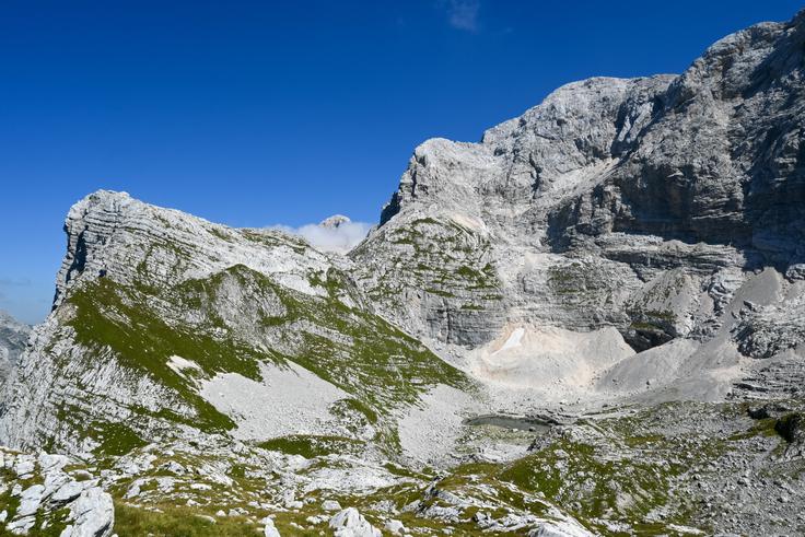 Najvišje ležeče Triglavsko jezero (jezero pod Vršacem). V ozadju kuka Triglav. | Foto: Matej Podgoršek