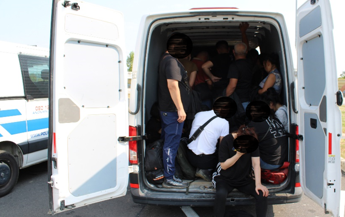 migranti, Kitajci, kombi | Na območju Policijske uprave Novo mesto so policisti avgusta v kombiju s hrvaškimi tablicami odkrili kar 32 državljanov Kitajske.  | Foto PU Novo mesto