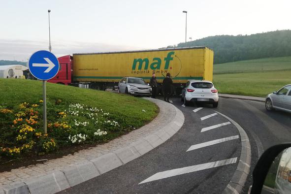 Neverjetno, voznik v krožišče v napačno smer #foto