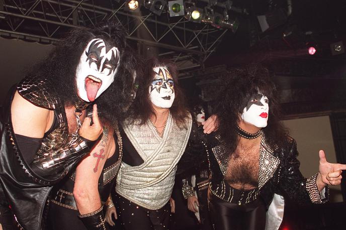 GENE SIMMONS: ACE FREHLEY: PAUL STANLEY, skupina Kiss | Leta 1972 se je pridružil Paulu Stanleyju in Genu Simmonsu, s katerima je ustanovil skupino Kiss. Leta 1982 jo je zapustil, saj je imel načrte s solo kariero. Vrnil se je leta 1996, ko se je skupina ponovno sestavila za zelo donosno turnejo. Na fotografiji Gene Simmons, Ace Frehley (v sredini) in Paul Stanley. | Foto Guliverimage