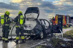 Na primorki v požaru povsem uničeno električno vozilo