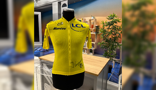 Dobrodelna dražba za rumeno majico s podpisom zmagovalca Dirke po Franciji