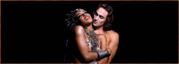 Zloglasni vampir Lestat se odloči, da bo postal rock zvezdnik. Pri tem prelomi vampirsko zaobljubo in celemu svetu oznani, da je vampir, s tem pa si nakoplje srd vampirske kraljice Akashe (to je upodobila pokojna glasbenica Aaliyah).• V ponedeljek, 26. 10., ob 23.35 na TV 1000.* | Foto: 