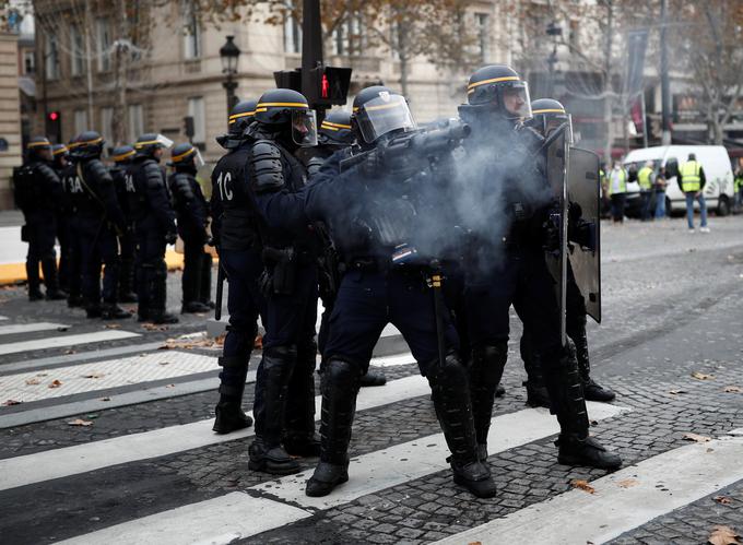 Ker so se protestniki poskušali prebiti do predsedniške palače, so morali policisti večkrat uporabiti solzivec. | Foto: Reuters