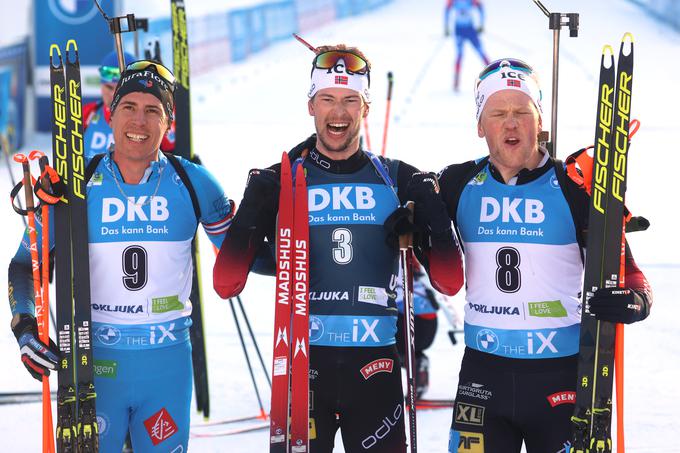 Svetovni prvak na tekmi s skupinskim štartom je postal Norvežan Sturla Holm Laegreid. Družbo na zmagovalnem odru sta mu delala rojak Johannes Dale, ki je bil srebrn in bronasti Francoz Quentin Fillon Maillet. | Foto: Reuters