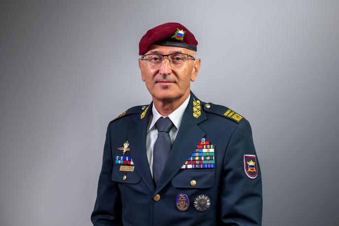 Dobran Božič | Božič opozarja, da jamstva zaveznikov brez lastne odpornosti ne zadoščajo. Slovenija mora vlagati v vojsko in varnostni sistem ter ostati trdno zasidrana v EU in Natu, sicer bodo o naši prihodnosti odločali drugi. | Foto Gaja Hanuna