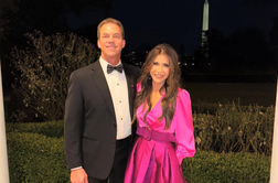 Šokantni posnetki: mož Trumpove ministrice na skrivaj kazal umetne prsi