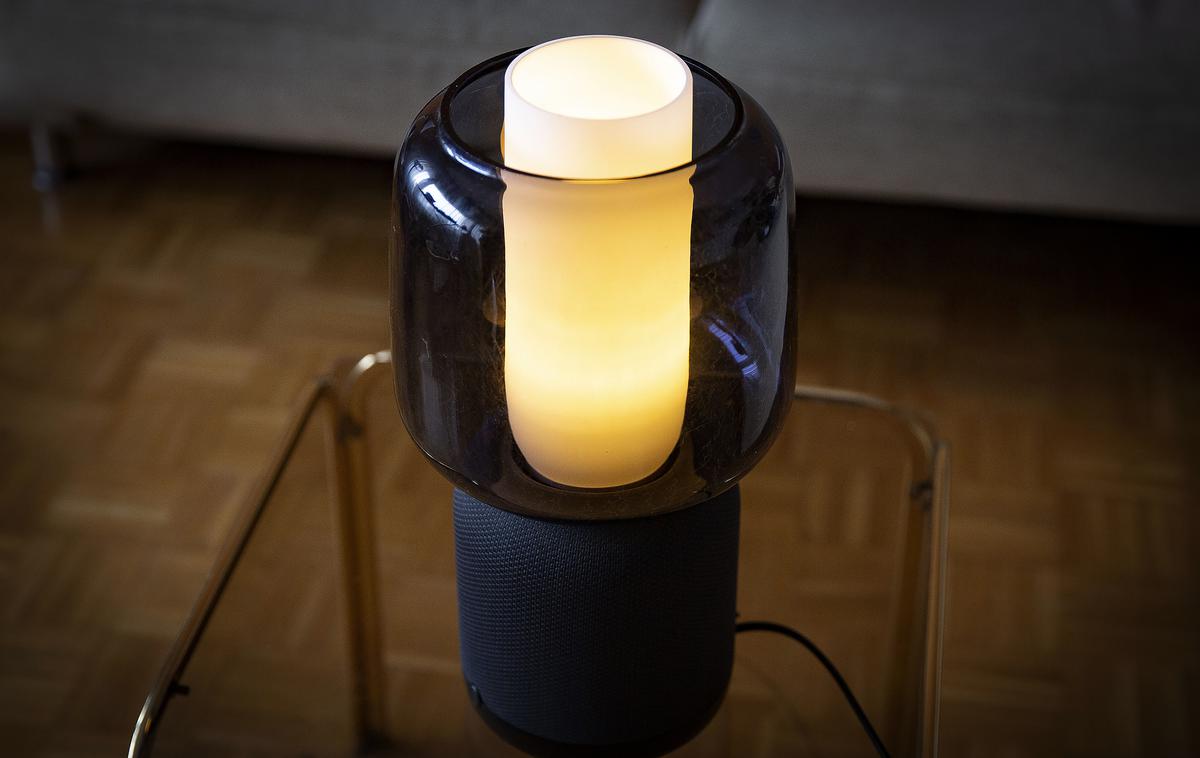 SYMFONISK Svetilka z WiFi zvočnik | Vse v črnem je ena od desetih mogočih kombinacij za sestavljanje Ikeine namizne svetilke s Sonosovim zvočnikom. | Foto Ana Kovač