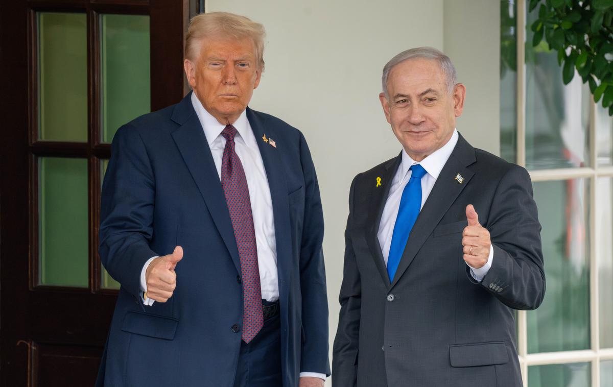 Donald Trump, Benjamin Netanjahu | Trump je pred dnevi po poročanju medijev napovedal, da Izraelu ne bo dovolil priključiti Zahodnega brega, glede Gaze, kjer je že v začetku leta govoril o izselitvi Palestincev, pa se še ni izjasnil. Načrt v 21 točkah, o katerem je govoril Witkoff, naj bi sicer Palestincem dovolil ostati v Gazi. | Foto Reuters