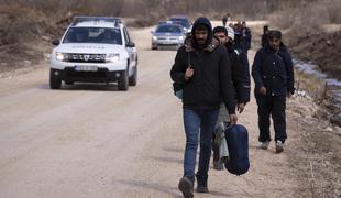 Knovs zadolžil Sovo in policijo, da spremljata dogajanje na področju migracij