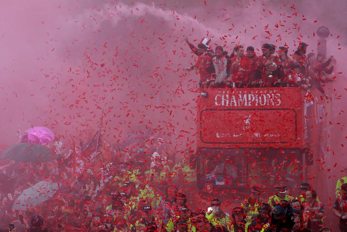 Parada v Neaplju, v Liverpoolu slavilo milijon ljudi #video