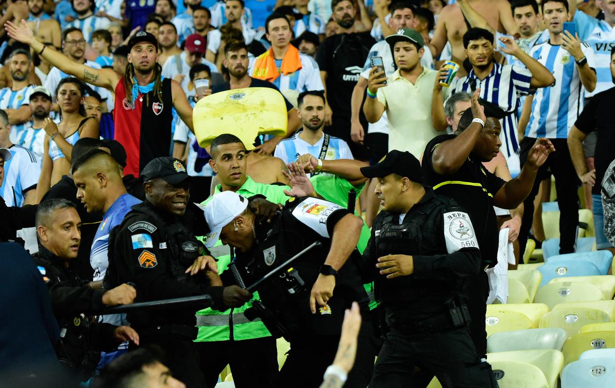 Argentina : Brazilija | Pred južnoameriškim derbijem so se spopadli navijači, nato pa je brazilska policija s pendreki preprečila vdor argentinskih navijačev v drugi sektor stadiona. Tekma se je začela z zamudo. | Foto Guliverimage