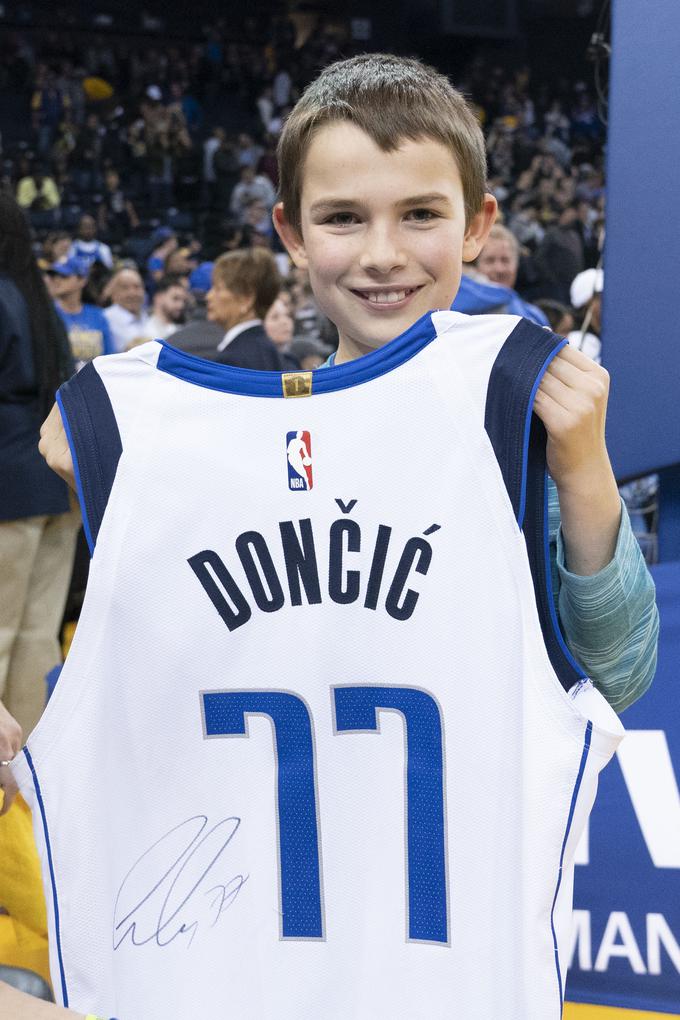 Luka Dončić spada med najbolj priljubljene košarkarje v ligi NBA. | Foto: Reuters