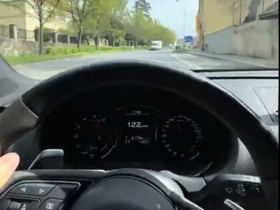 Kralj Tomko z audijem mimo šole s 120 kilometri na uro, zdaj pa briše sledi #video