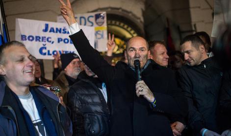 Janez Janša podpornikom: Hvala, ker ste vztrajali pred to hišo sramote (foto in video)