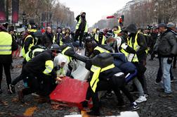 Francoska policija aretirala 130 protestnikov, med ranjenimi tudi policisti