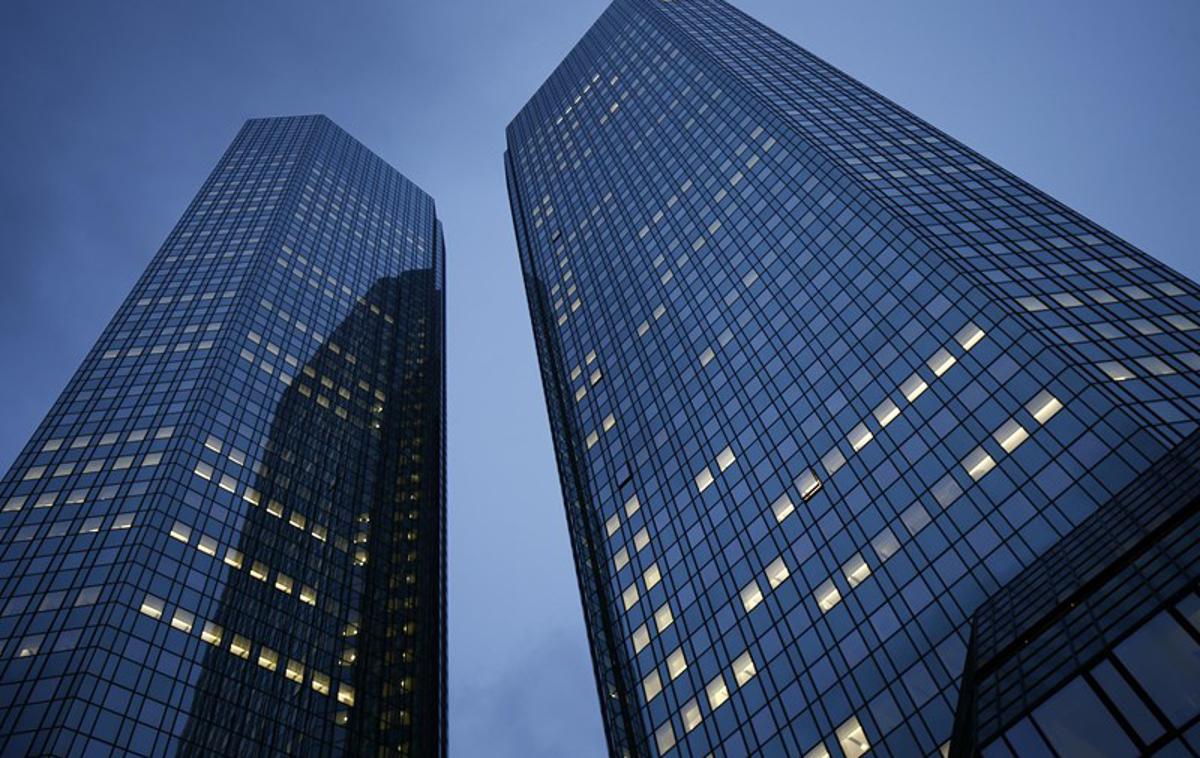 Deutsche Bank | Nemški preiskovalci so danes obiskali prostore Deutsche Bank. Banka naj bi sodelovala pri poslih v davčnih oazah in sporen denar iz davčnih oaz prenakazovala na svoje račune. | Foto Reuters