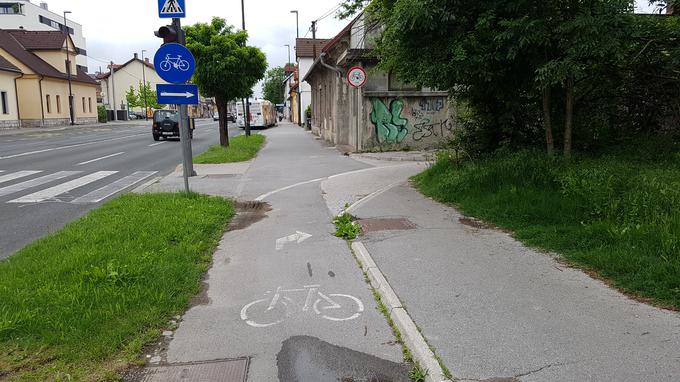Na Tržaški cesti kolesarska steza zavije tudi desno med parkirišča in stranske ulice. | Foto: Gregor Pavšič
