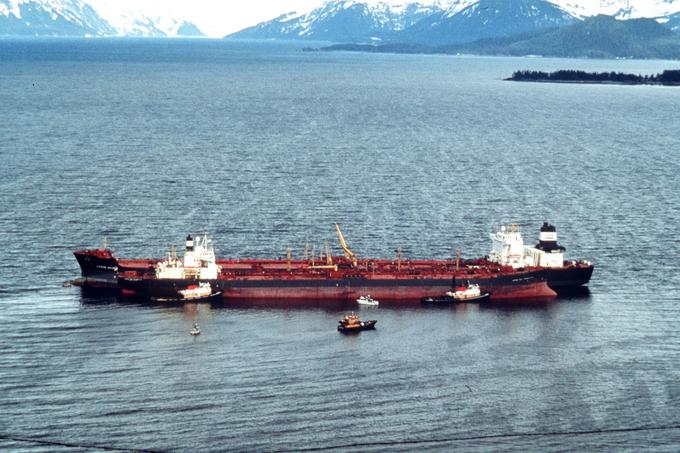 Nesreča tankerja Exxon Valdez je minila brez človeških smrti in je s tega vidika popolno nasprotje katastrofe liberijske ladje Odyssey, ki je leto prej izlila štirikrat toliko nafte in eksplodirala v plamenih, umrlo pa je vseh 27 članov posadke.  | Foto: Obalna straža ZDA
