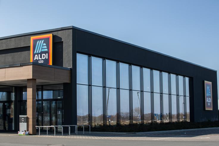 V Nemčija so številna velika podjetja v popolni ali delni zasebni oziroma družinski lasti (niso javne delniške družbe), na primer trgovska veriga Aldi Süd. V Nemčiji je 237 superbogatih družin, ki imajo skupaj v lasti od 1,4 do dva bilijona evrov premoženja. | Foto: Guliverimage