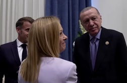 Erdogan predlagal Meloni, naj neha kaditi. Macron: To je nemogoče. #video