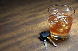 Alkoholizirani voznik trčil v avto, nato pa pobegnil