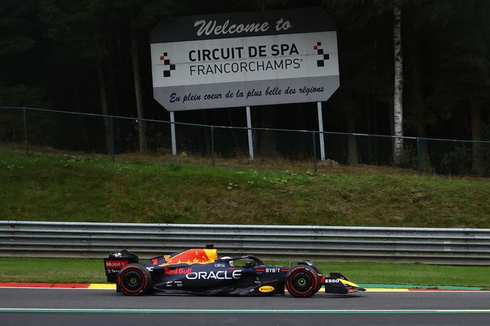 Max Verstappen | Max Verstappen je zablestel na drugem prostem treningu v Spaju, a bo nedeljsko dirko začel iz ozadja. | Foto Reuters