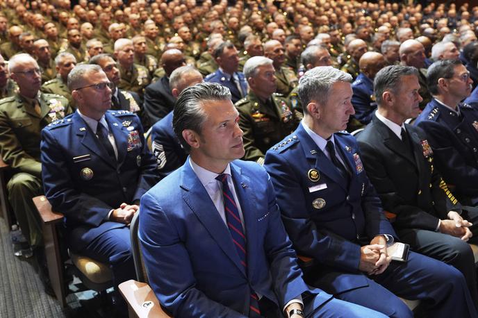 Pete Hegseth | Navidezno ustvarjanje izrednih razmer je namenjeno zmanjševanju demokratičnih mehanizmov, opuščanju demokratičnih varovalk in ustvarjanja občutka izredne situacije. To oblasti služi zato, da lahko opušča demokratične mehanizme in vlada s trdo roko. | Foto Guliverimage