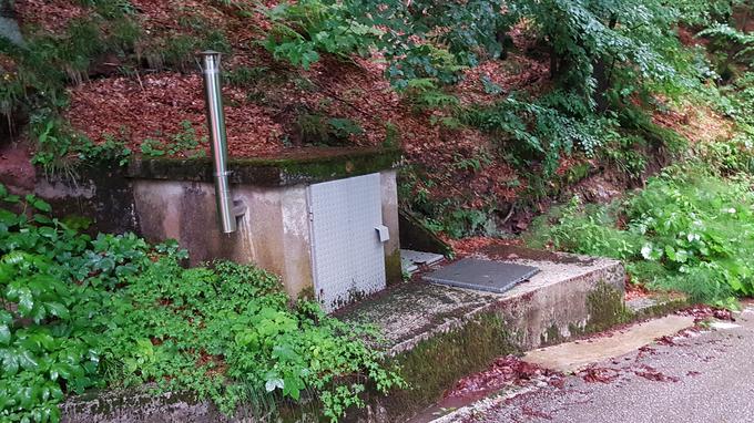 Ker del krajanov ne dovoli kloriranja vode na določenih zajetjih, po besedah župana Občina nima možnosti zagotavljanja brezhibne vode tako, kot je to pretežni pojav pri vseh drugih vodovodih v državi, stanje v tem primeru pa lahko le nadzoruje in obvešča o oporečnosti. | Foto: Metka Prezelj