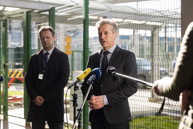 Predsednik uprave NEK Gorazd Pfeifer in premier Robert Golob | Foto: STA