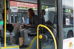 Razgovor za službo kar na avtobusu? (video)
