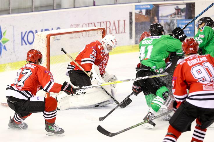 Olimpija se je že uvrstila v finale državnega prvenstva, Jeseničani pa so naredili prvi korak proti finalu. Kdaj se bo nadaljeval boj za domačega prvaka, še ni znano. Scenarijev je precej. Več bo znanega po četrtkovi tekmi. | Foto: Matic Klanšek Velej/Sportida