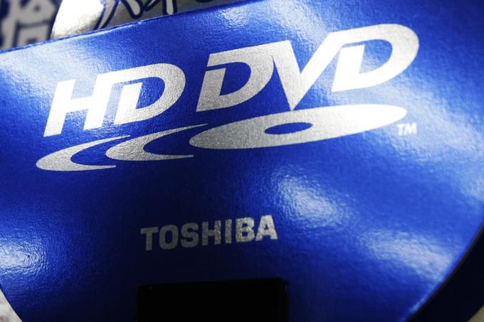 Podobno bitko kot VHS in Betamax sta v prejšnjem desetletju bila HD DVD in blu-ray. Oba sta bila medija za shranjevanje in predvajanje videa visoke ločljivosti (Full HD). HD DVD je zastopala Toshiba, blu-ray pa Sony. Krajšo je potegnil HD DVD, a ne nujno zato, ker bi bil slabši, temveč zaradi filmske industrije. Sony, lastnik filmskega studia Sony Pictures Entertainment, je svoje filme izdajal samo na medijih blu-ray, kar je pomenilo manjši trg za predvajalnike medijev HD DVD. Ko je s Sonyjem potegnil veliki Warner Bros., je bilo s HD DVD konec. | Foto: Reuters