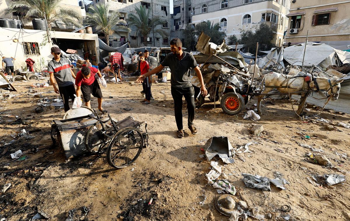 Gaza | Izraelske sile medtem nadaljujejo operacije v enklavi, v ospredju katerih je trenutno ofenziva na mesto Gaza, ki jo je Izrael začel kljub pozivom mednarodne skupnosti po njenem preklicu. Na Netanjahuja sicer vse bolj pritiska tudi del domače javnosti. | Foto Reuters