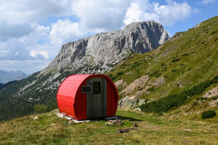 Na sestopu gremo lahko še do bivaka na italijanski strani meje pod Rudniškim sedlom (v ozadju je Trogkofel). | Foto: Matej Podgoršek